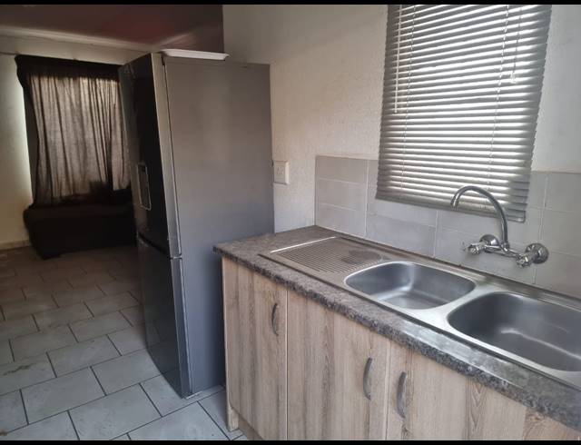 3 BEDROOM HOUSE FOR SALE IN STRETFORD
